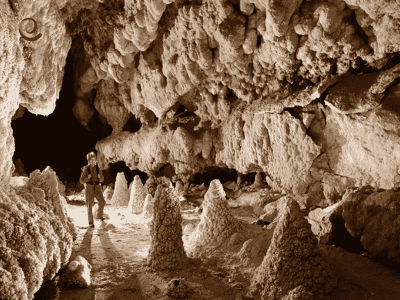 غار نخجیر در استان مرکزی قراردارد و یکی از زیبایی های این استان محسوب می شود در دکوول بخوانید.